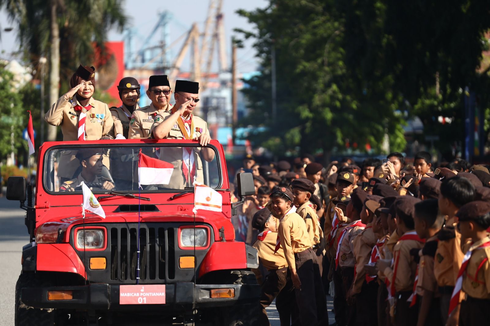 PRAMUKA: Wali Kota Pontianak Edi Rusdi Kamtono saat memeriksa barisan peserta Apel Peringatan Hari Pramuka ke-64 di depan Kantor Wali Kota.