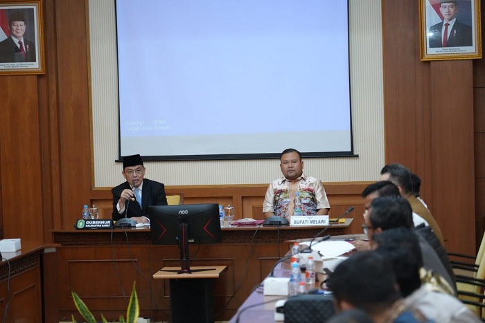 DISKUSI: Gubernur Kalbar Ria Norsan berdiskusi dan Bupati Melawi Dadi Sunarya berdiskusi dengan perwakilan petani sawit terkait sengketa lahan di kawasan hutan produksi, Pontianak (26/8).