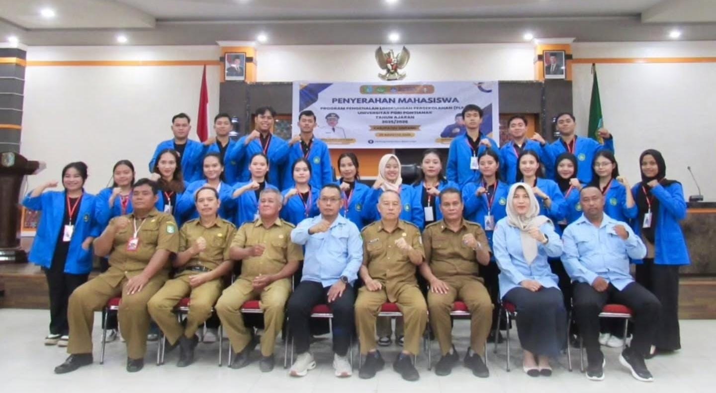 DIABADIKAN: Asisten Perekonomian dan Pembangunan Setda Sintang Subendi berfoto bersama para mahasiswa PGRI Pontianak yang akan menjalani PLP-2 di empat sekolah di Sintang.