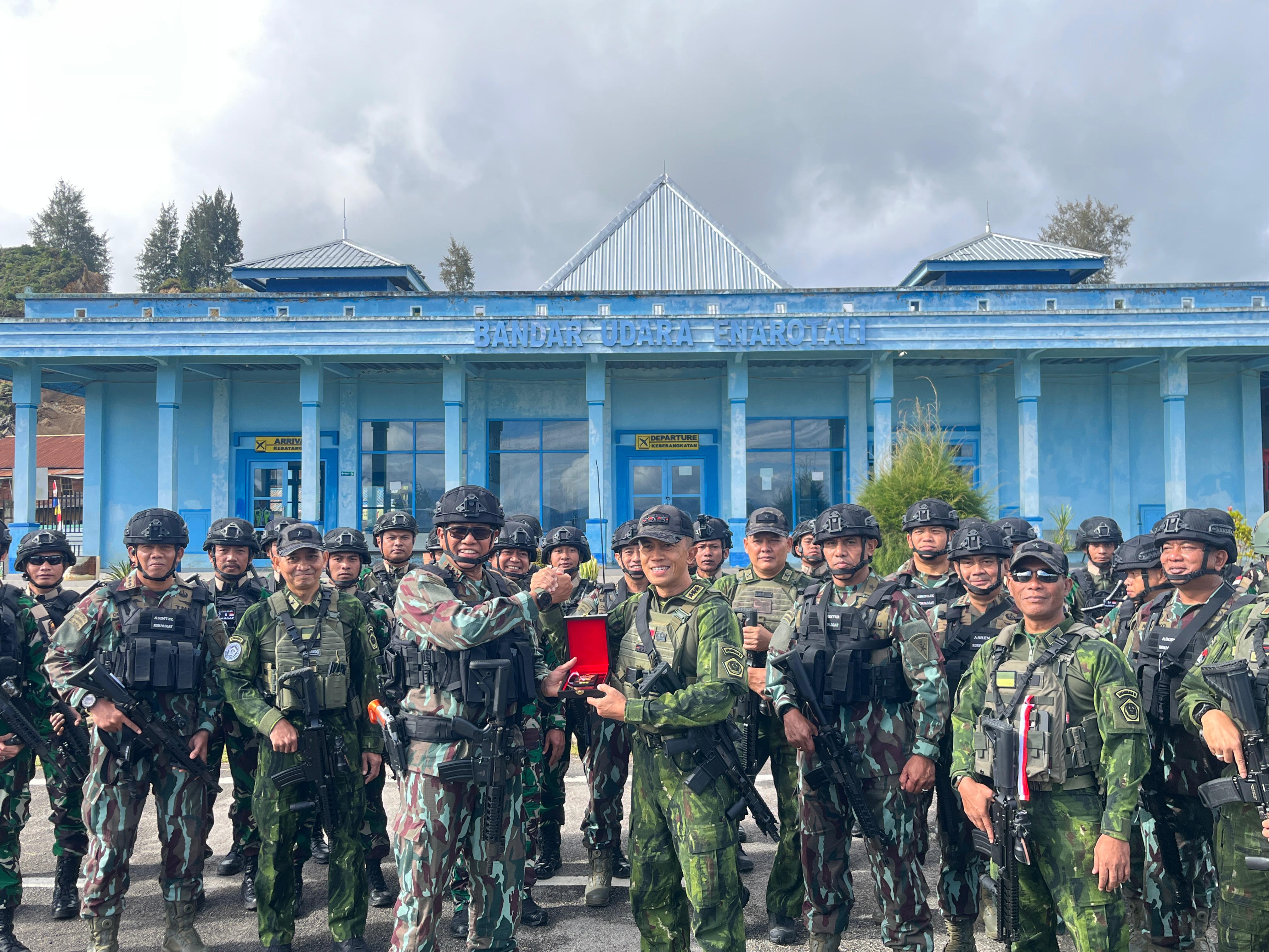 Pangkorpasgat bersama prajurit Satgas di Bandara Enarotali, Papua Tengah, usai peninjauan pos terdepan.