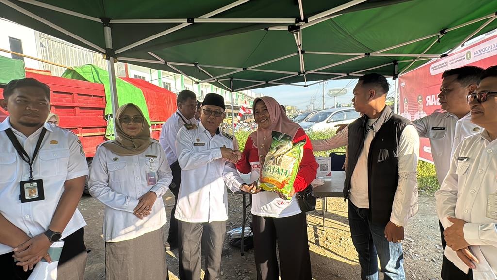 SEMBAKO: Wabup Juli Suryadi saat menyerahkan paket sembako murah kepada masyarakat