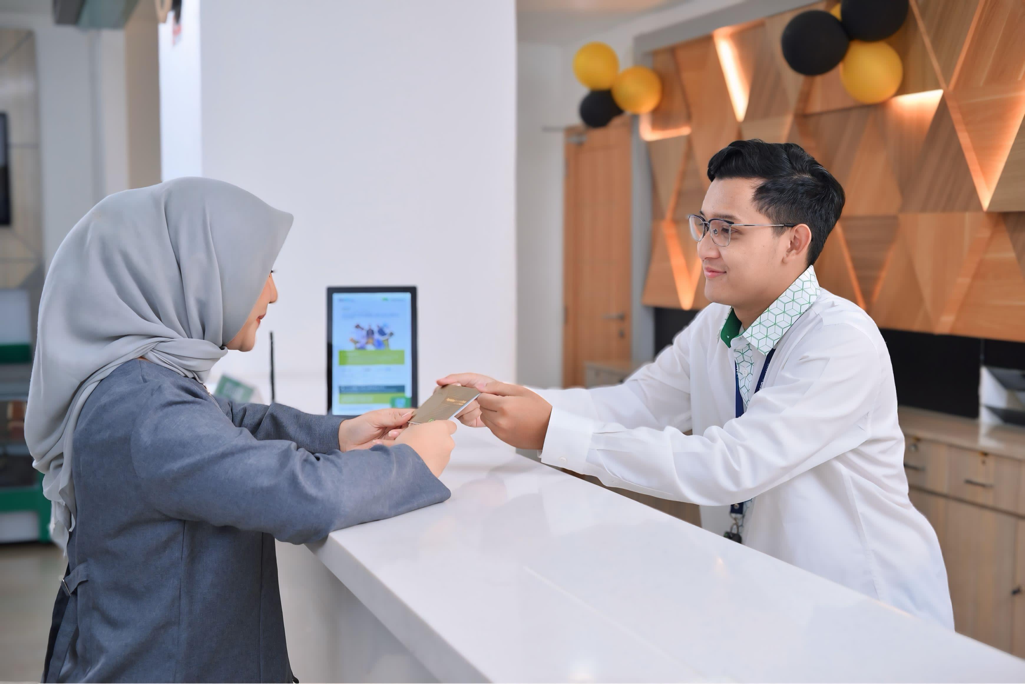 Petugas Pegadaian melayani nasabah dengan ramah dalam proses pembukaan Tabungan Emas yang mudah dan aman.