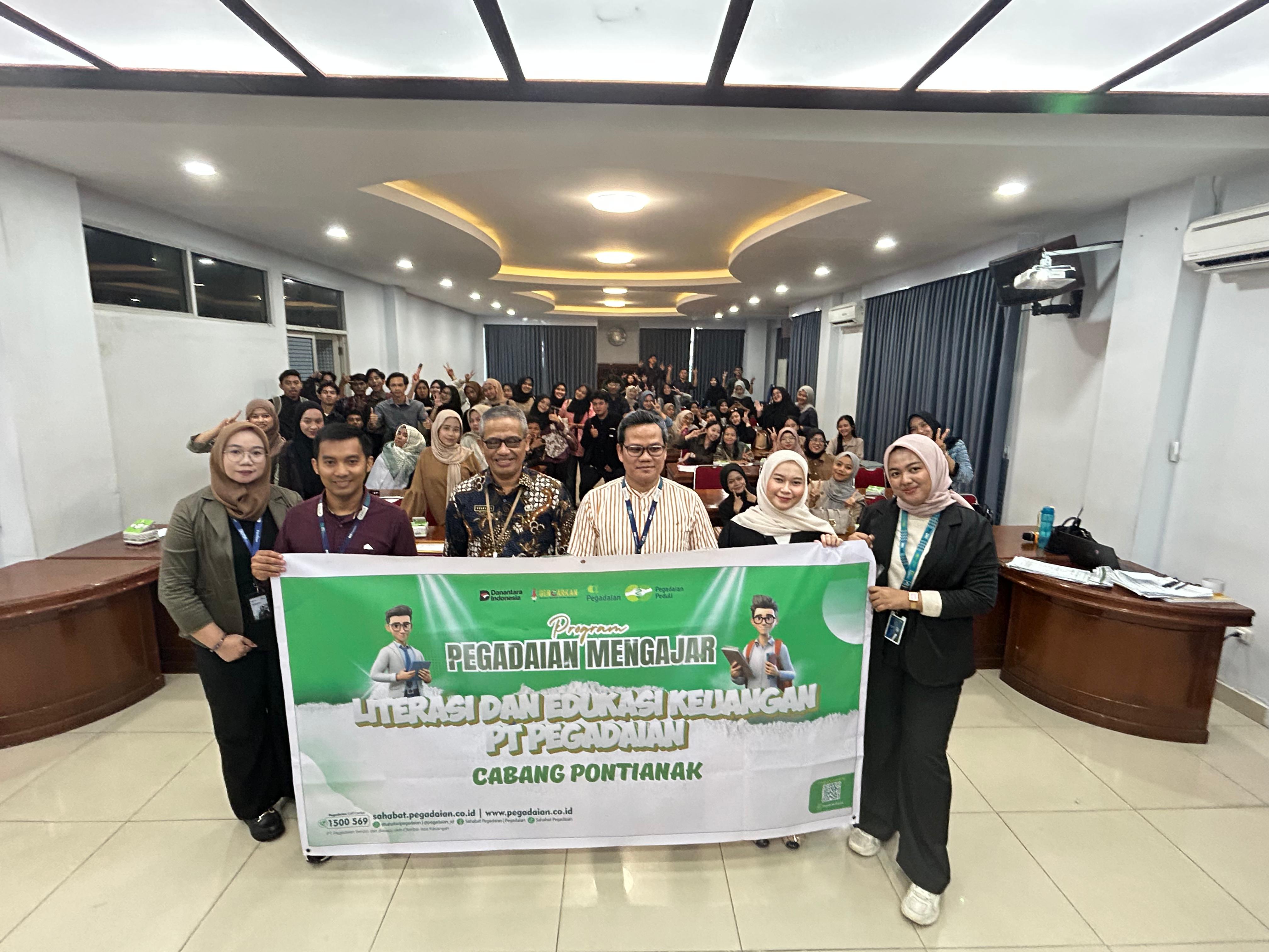 Pegadaian Cabang Pontianak bersama peserta antusias dalam program Pegadaian Mengajar untuk tingkatkan literasi keuangan mahasiswa.