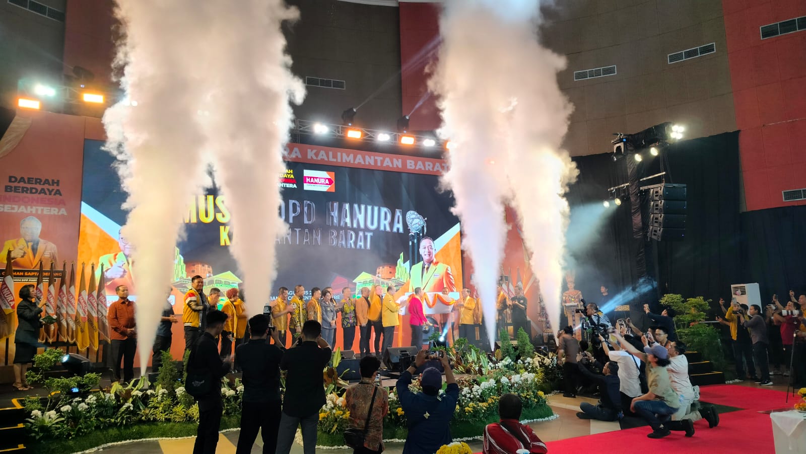 Pemukulan gong sebagai tanda resmi dibukanya Musda IV Hanura Kalbar di Pontianak, Jumat (29/8).