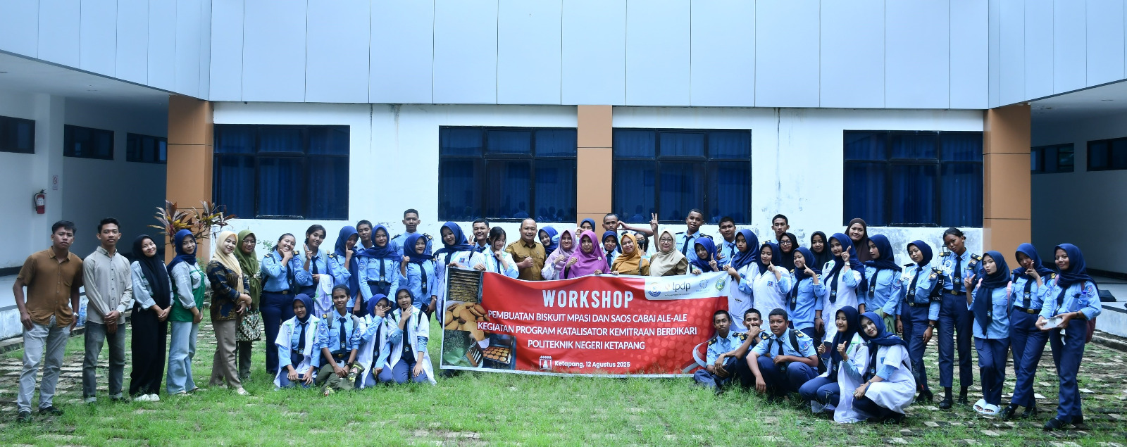 Tim PKM Politeknik Negeri Ketapang bersama guru dan siswa SMKN 2 Ketapang usai workshop pembuatan Biskuit MP-ASI Labu Kuning dan Saos Cabai Ale-Ale, Selasa (12/8/2025).
