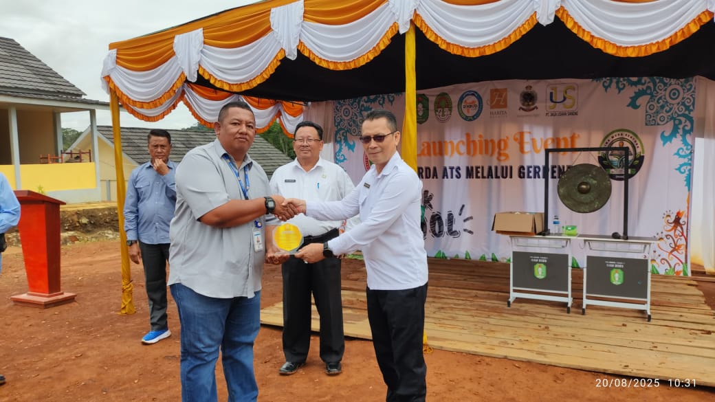 Manajer CSR PT.CMI site Sandai menyerahkan secara simbolis alat sekolah kepada siswa.