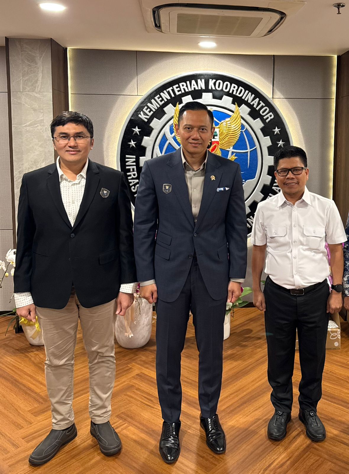 Bupati Kabupaten Sambas, Satono, bertemu Menteri Koordinator Bidang Infrastruktur dan Pembangunan Kewilayahan, Agus Harimurti Yudhoyono (AHY), di Kantor Kemenko Infrastruktur, Jakarta, Rabu (27/8).