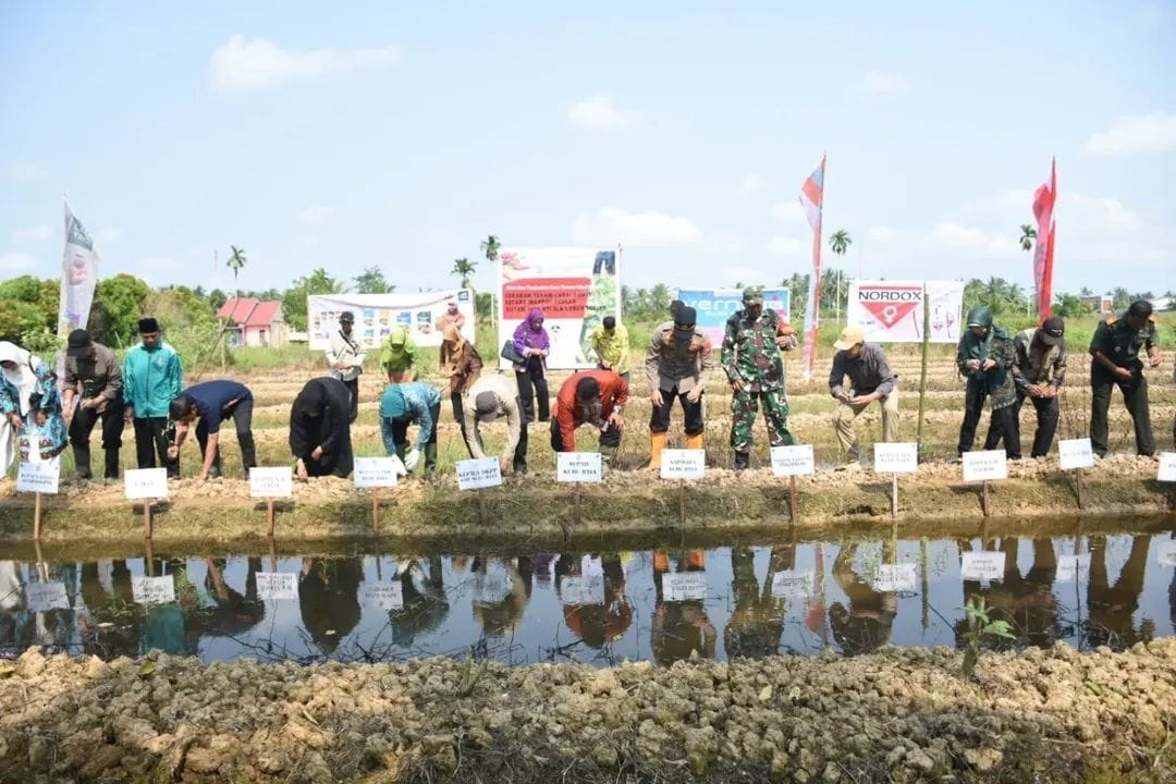 GERAKAN TANAM CABAI: Wakil Bupati Kubu Raya, Sukiryanto, memimpin Gerakan Tanam Cabai Serentak Forum KUPONWAH di Desa Pal IX, Kecamatan Sungai Kakap, Kamis (28/8/2025).