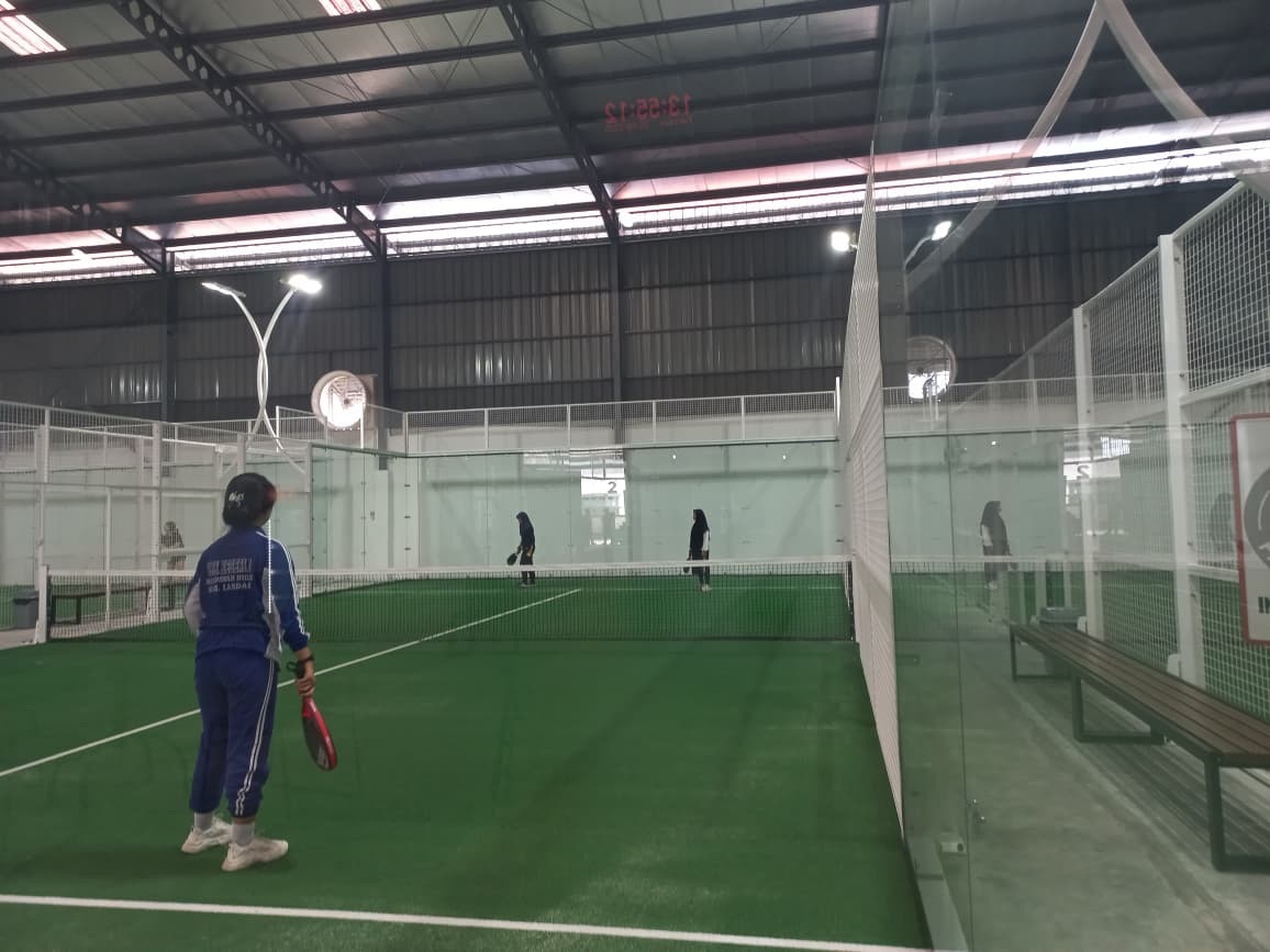 PADEL : Suasana di lapangan padel di Borneo Padel Club. Olahraga padel tengah digandrungi para pencinta olahraga raket di Kota Pontianak dan sekitarnya.