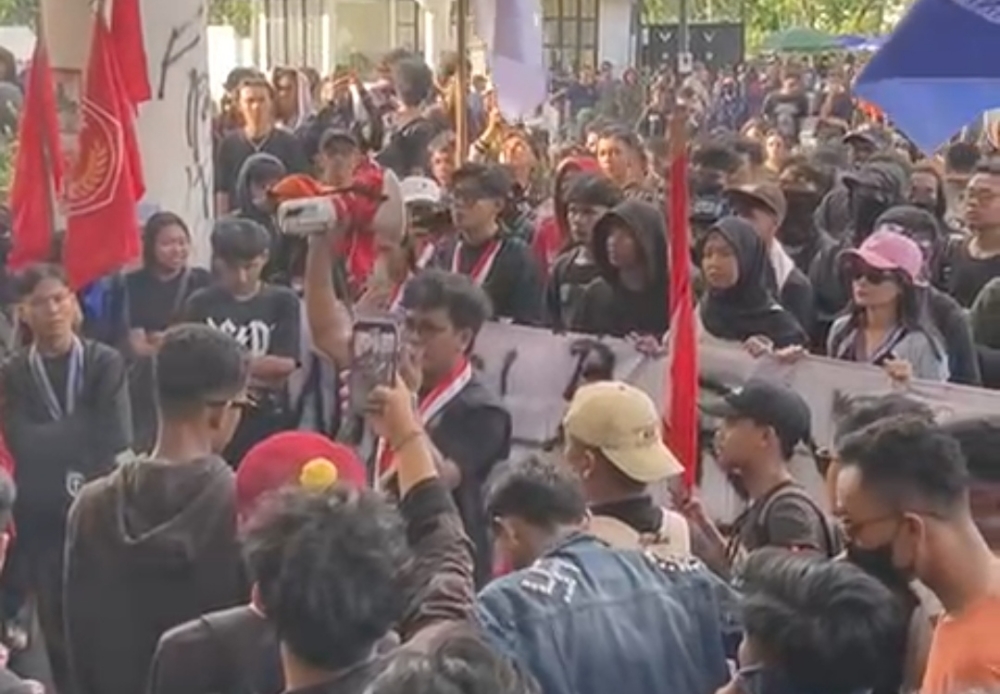 Aliansi Mahasiswa Kalbar menggelar unjuk rasa di Gedung DPRD Kalbar, di Jl A Yani Pontianak pada Jumat (29/8).