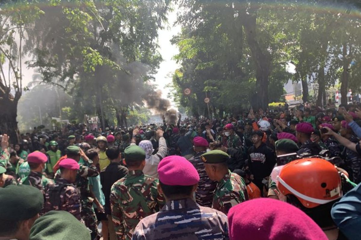 Personel TNI AL mengajak demonstran di depan Mako Brimob untuk tidak melakukan aksi provokasi dan pelemparan kepada petugas pada Jumat (29/8/2025).