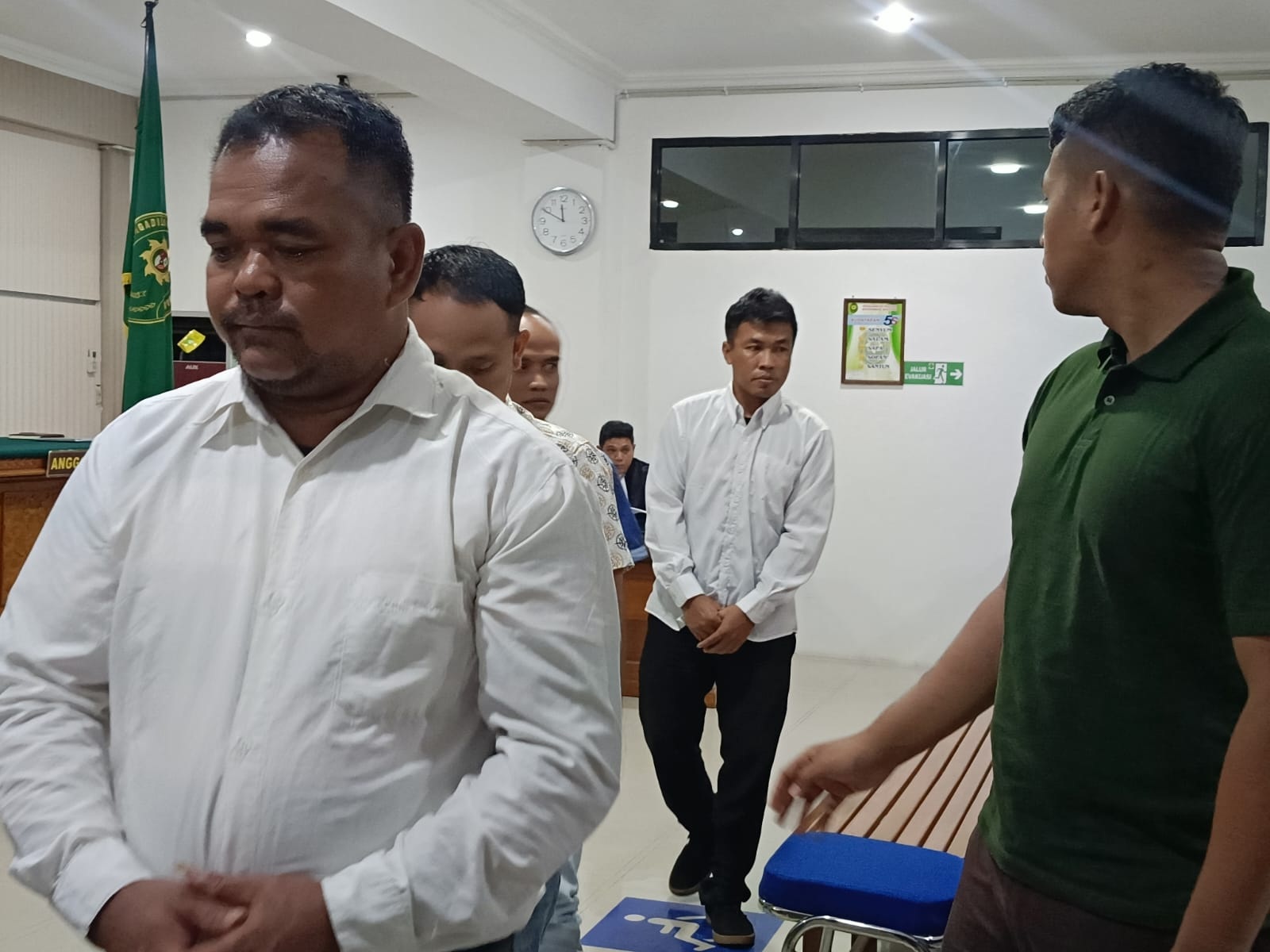 TERDAKWA : Empat terdakwa kasus sabu 20 kilogram saat menjalani persidangan di Pengadilan Negeri Putussibau.