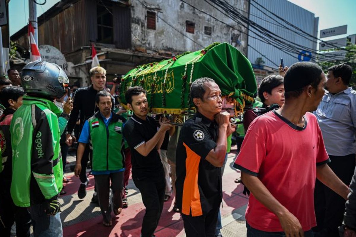 Sejumlah warga mengusung keranda jenazah korban insiden pada Aksi 28 Agustus, Affan Kurniawan di kawasan Menteng, Jakarta, Jumat (29/8/2025).