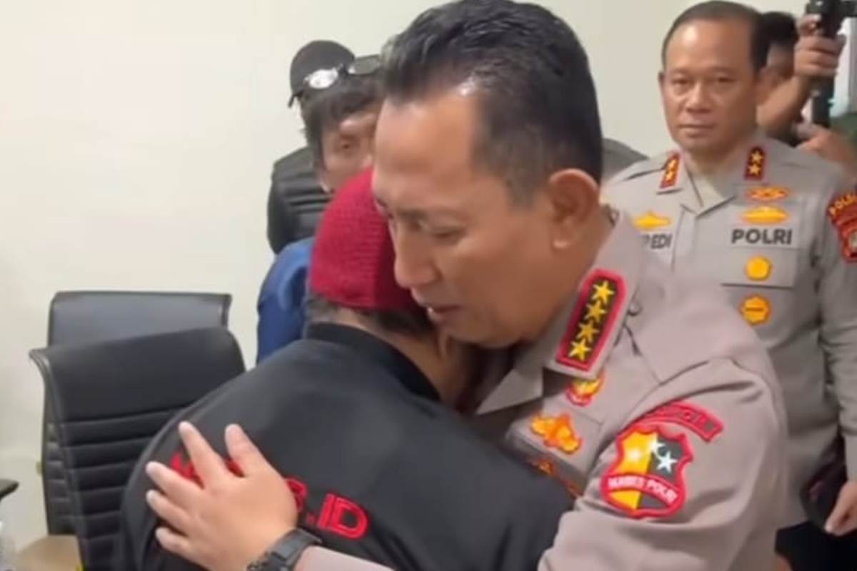 Kapolri memeluk orang tua Affan Kurniawan, ojol korban tewas akibat dilintas mobil brimob di Tanah Abang Jakarta.