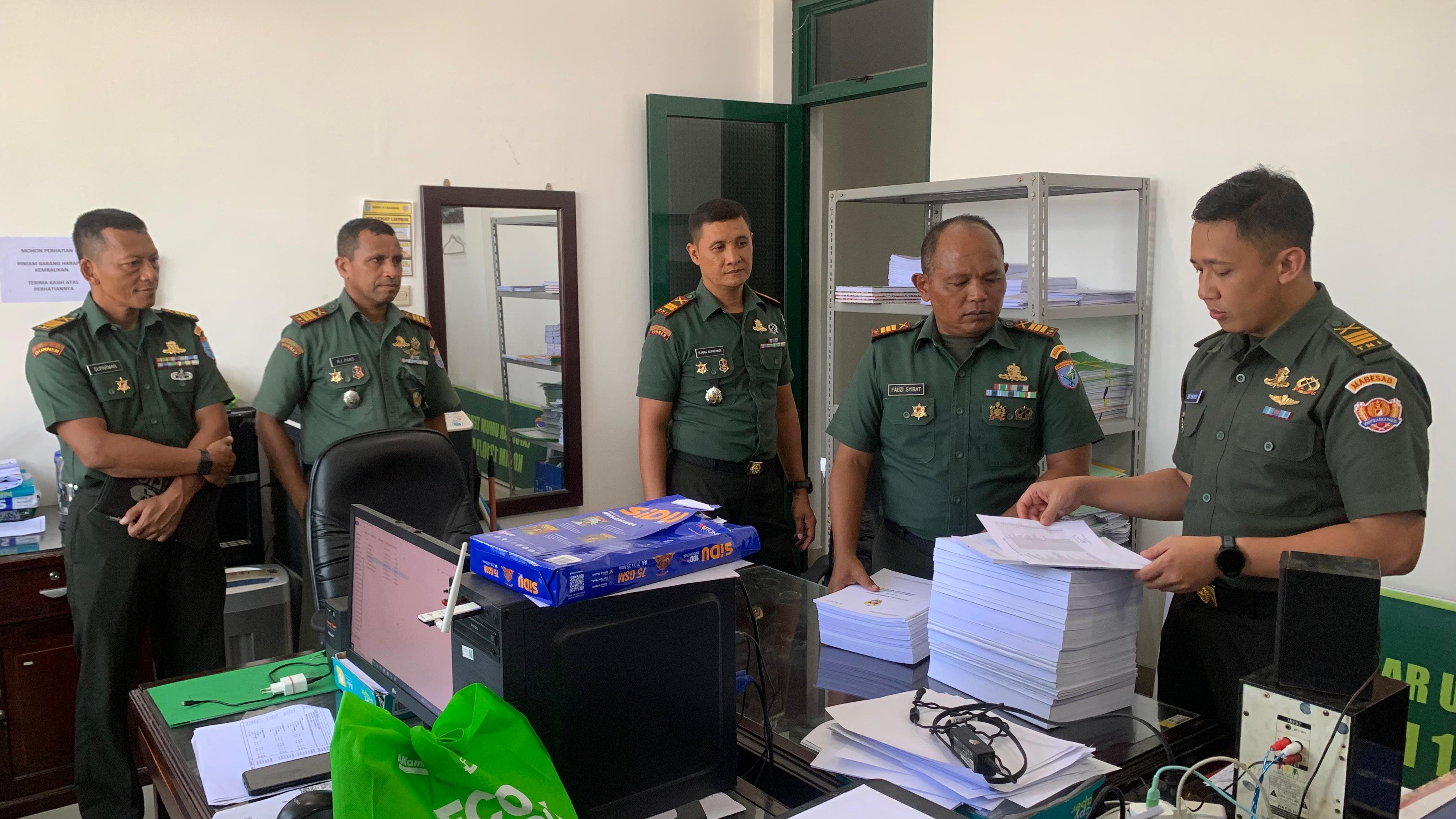 KUNJUNGAN : Kodim 1210/Landak saat menerima kunjungan Tim Implementasi Doktrin Oleh Tim Srenad.