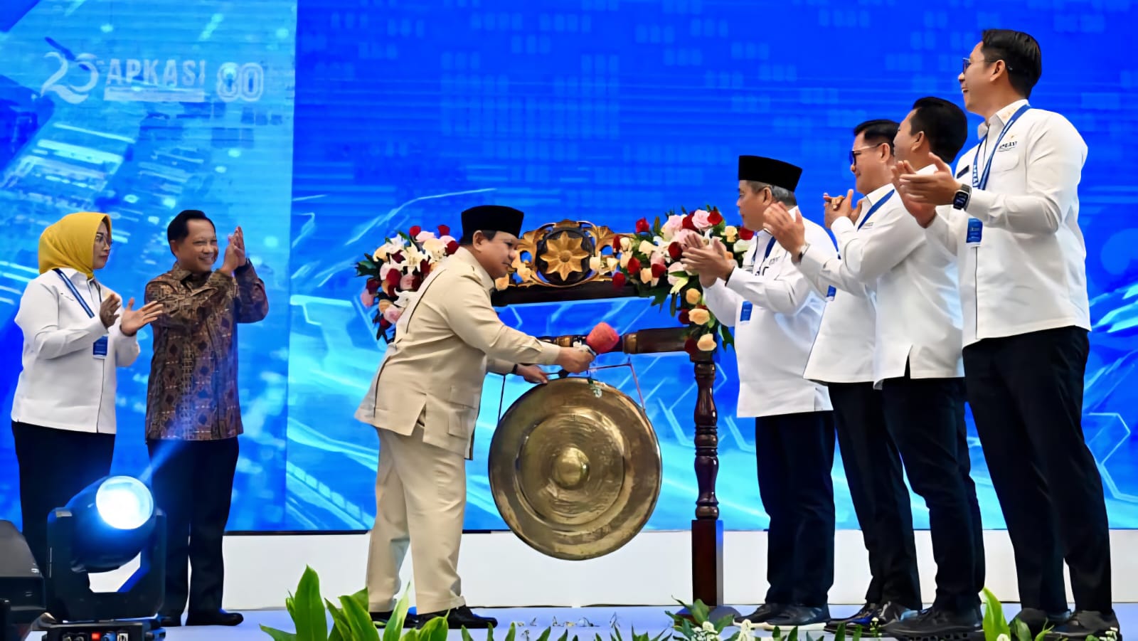 Bupati Mempawah, Erlina (paling kiri) turut menghadiri ajang Apkasi Otonomi Expo (AOE) 2025 yang resmi dibuka Presiden RI Prabowo Subianto.