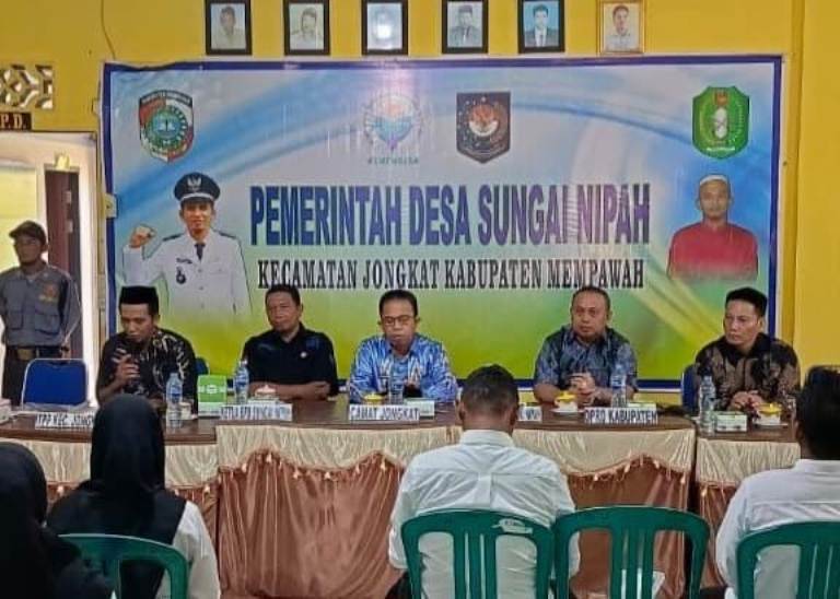 Riduan M Yusuf (dua dari kanan) saat menghadiri pelantikan Ketua RT dan RW di Desa Sungai Nipah.