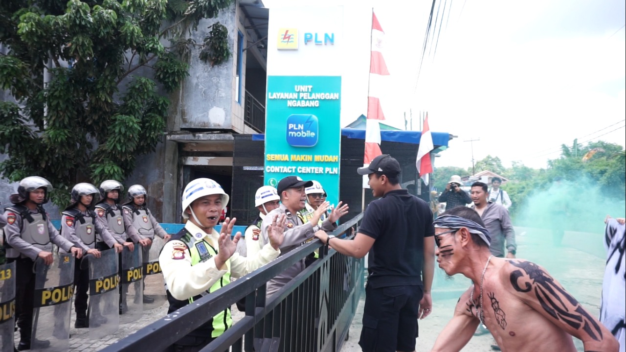 Aparat kepolisian melakukan pengamanan dan berusaha menenangkan massa yang diperankan oleh peserta simulasi dalam skenario aksi unjuk rasa sebagai bagian dari latihan penanganan keadaan darurat.
