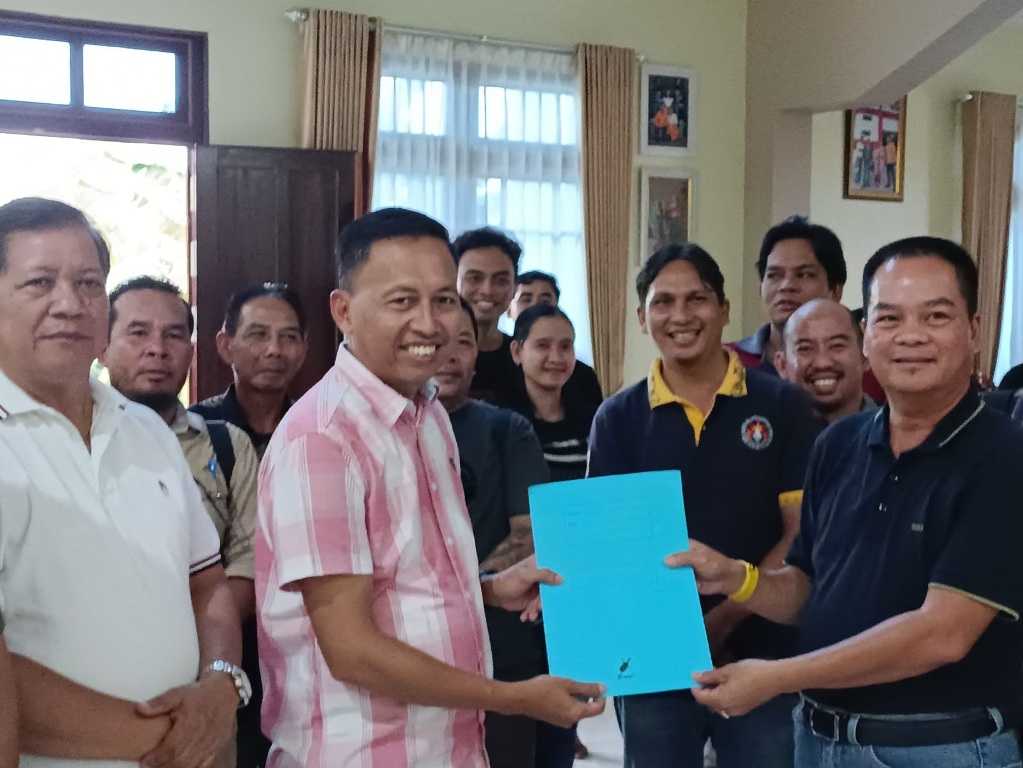 Ketua DAD Sintang Jeffray Edward menerima laporan pertanggungjawaban kegiatan PGD XII 2025 dalam acara pembubaran panitia, Kamis (28/8).
