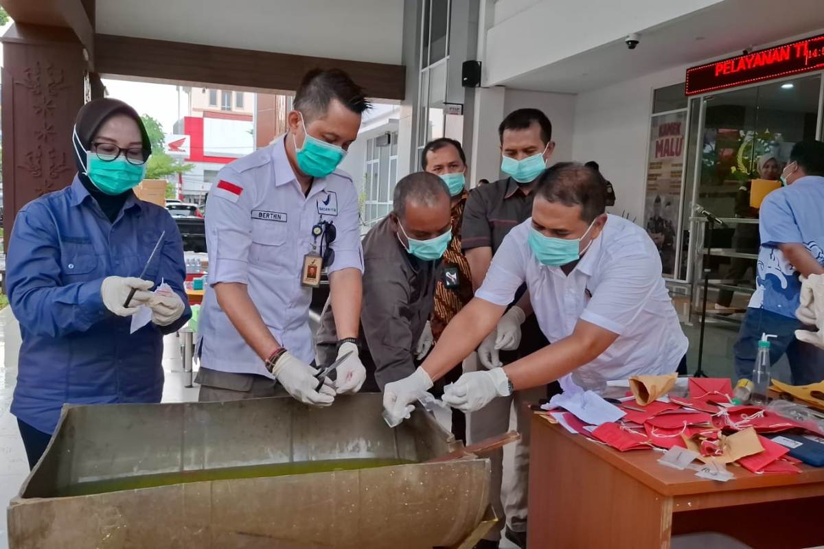 PEMUSNAHAN: Proses pemusnahan barang bukti yang dilakukan Kejari Pontianak yang disaksikan oleh sejumlah instansi terkait, Kamis (28/8) sore.