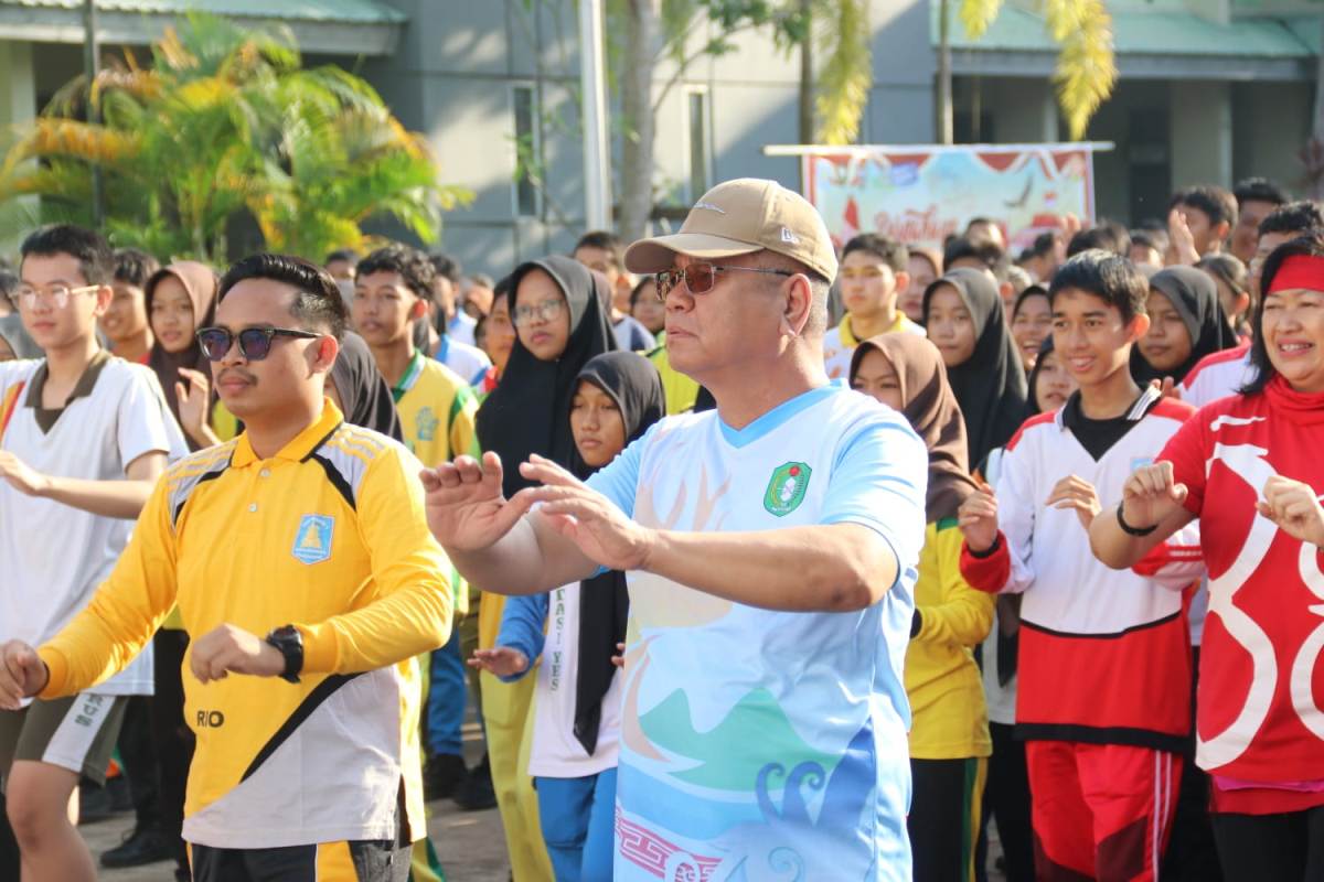 Sekretaris Daerah Provinsi Kalbar, Harisson, ikut mempraktikkan gerakan Senam Segarasa bersama ratusan siswa SMAN 1 Pontianak saat peluncuran di lapangan sekolah tersebut, Jumat (29/8).