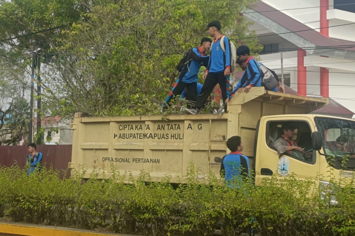 Gotong royong bersih lingkungan menjelang MTQ Kalbar dilakukan oleh anak sekolah dan pegawai Pemkab Kapuas Hulu.
