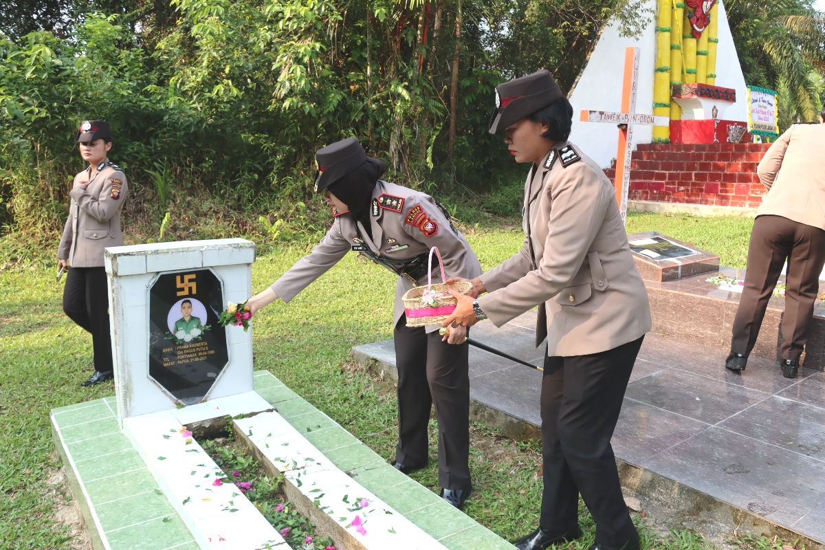 Kapolres Landak AKBP Devi Ariantari bersama angggota Polwan Polres Landak saat melakukan ziarah dan tabur bunga di makam juang, Landak.