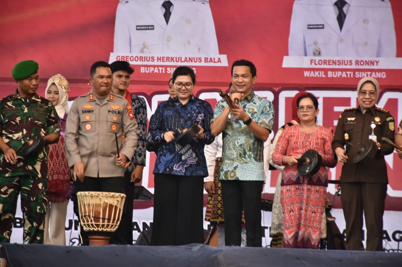Wakil Bupati Sintang Florensius Ronny membuka Pameran Pembangunan 2025 di Kompleks Stadion Baning, Kamis (28/8).