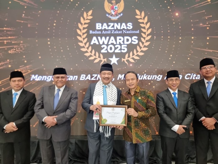 Asisten Perekonomian dan Pembangunan Setda Singkawang, Muslimin, menerima penghargaan BAZNAS Awards 2025 mewakili Wali Kota Singkawang Tjhai Chui Mie di Jakarta.