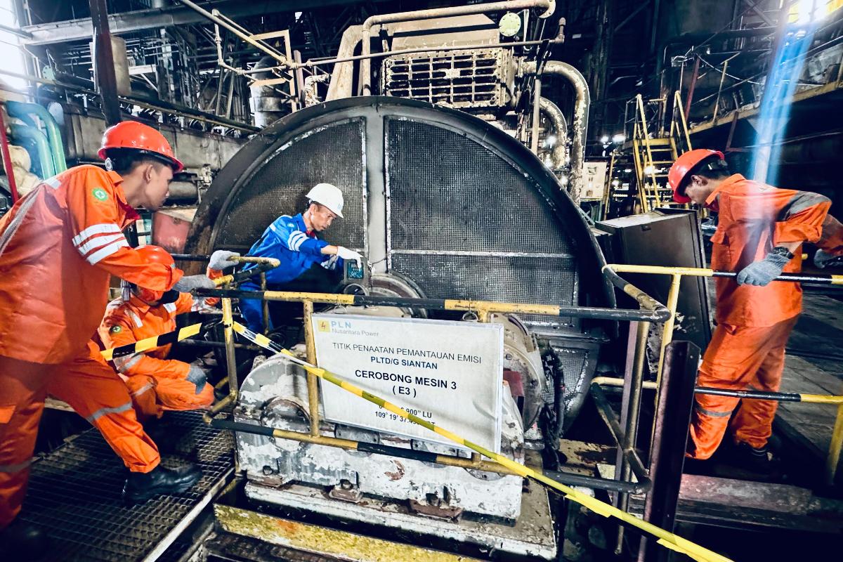 Tim Operasi & Pemeliharaan PLN Nusantara Power UP Kapuas ULPLTGD Siantan bergerak cepat melakukan investigasi menyeluruh pada mesin pasca gangguan.