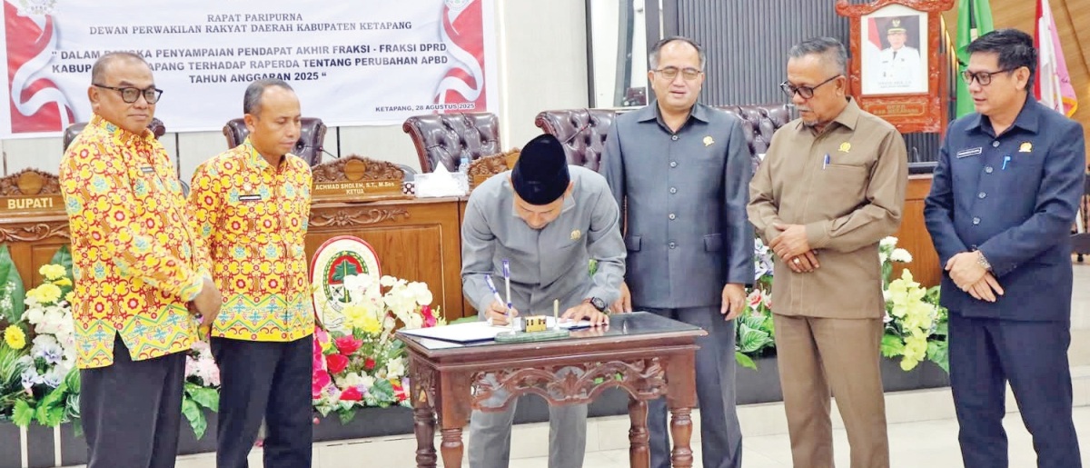 Ketua DPRD Ketapang, Achmad Sholeh, menandatangani Perda APBD Perubahan 2025, Kamis (28/8).