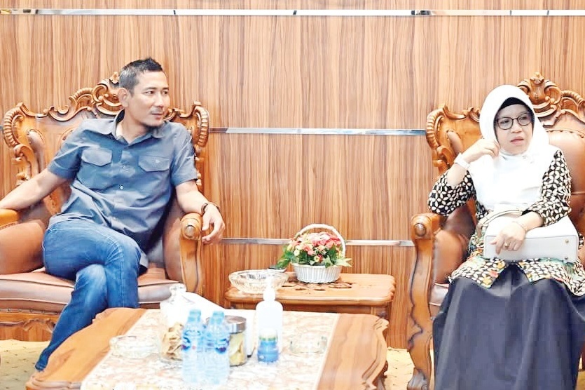 Ketua DPRD Ketapang, Achmad Sholeh, berbincang-bincang dengan Kepala Cabang BPJS Kesehatan Cabang Pontianak, Evi Retno Nurlianti, Jumat (29/8).