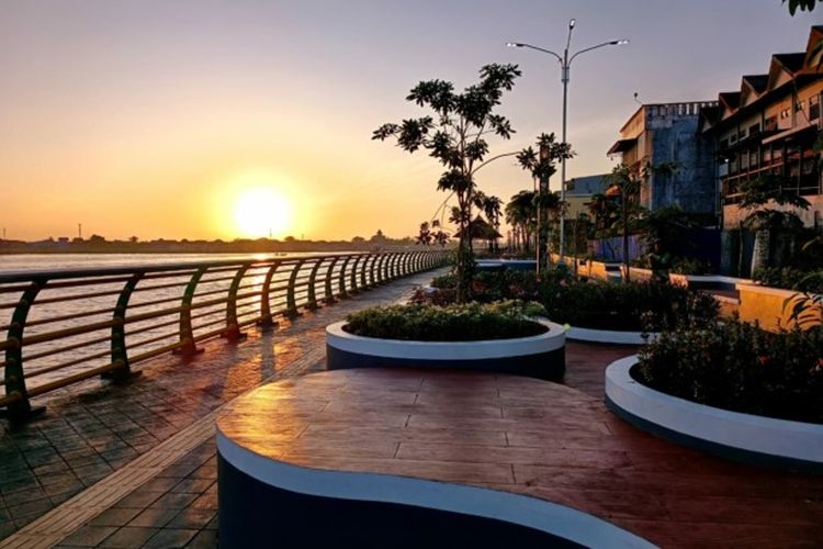 Waterfront di tepian Sungai Kapuas menjadi wajah Kota Pontianak.