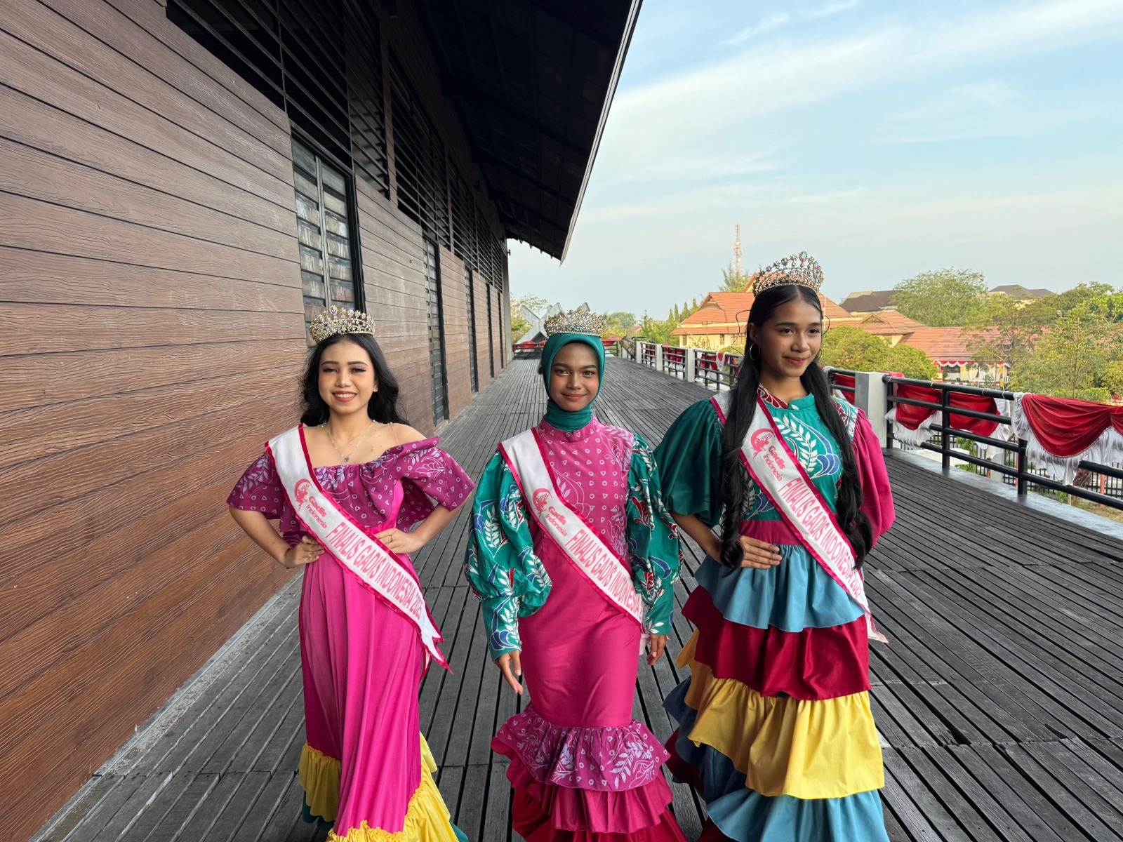 ki-ka) Qeisya Anaya Putri, Intan Ramadhani, dan Melinda Putri mewakili Kalimantan Barat dalam ajang Gadis Indonesia 2025.