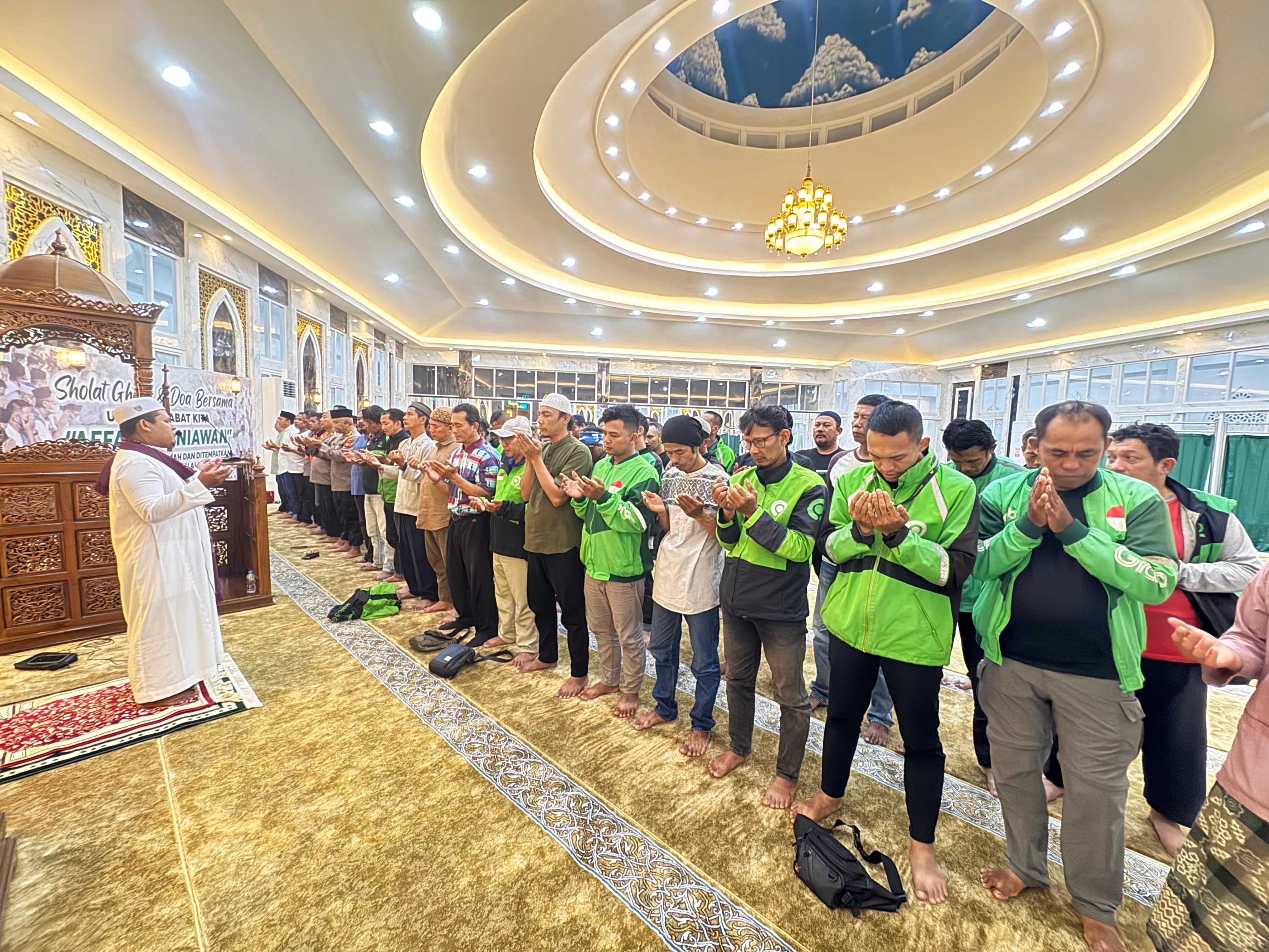 BERJAMAAH: Komunitas ojol Pontianak melaksanakan salat gaib dan doa bersama di Masjid Shiratul Jannah Polresta Pontianak untuk almarhum Affan Kurniawan.