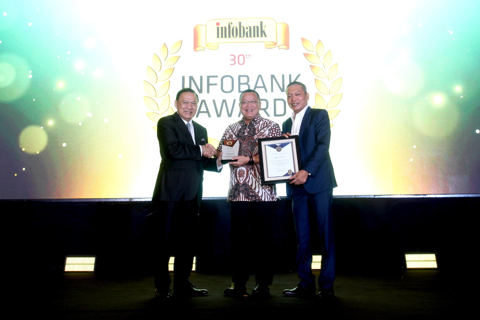 MEMBANGGAKAN : Prestasi membanggakan ditorehkan Bank Kalbar dengan meraih predikat &ldquo;The Excellent Performance Bank in 25 Consecutive Years (2000&ndash;2024)&rdquo; serta &ldquo;The Excellent Performance Bank 2025&rdquo;.