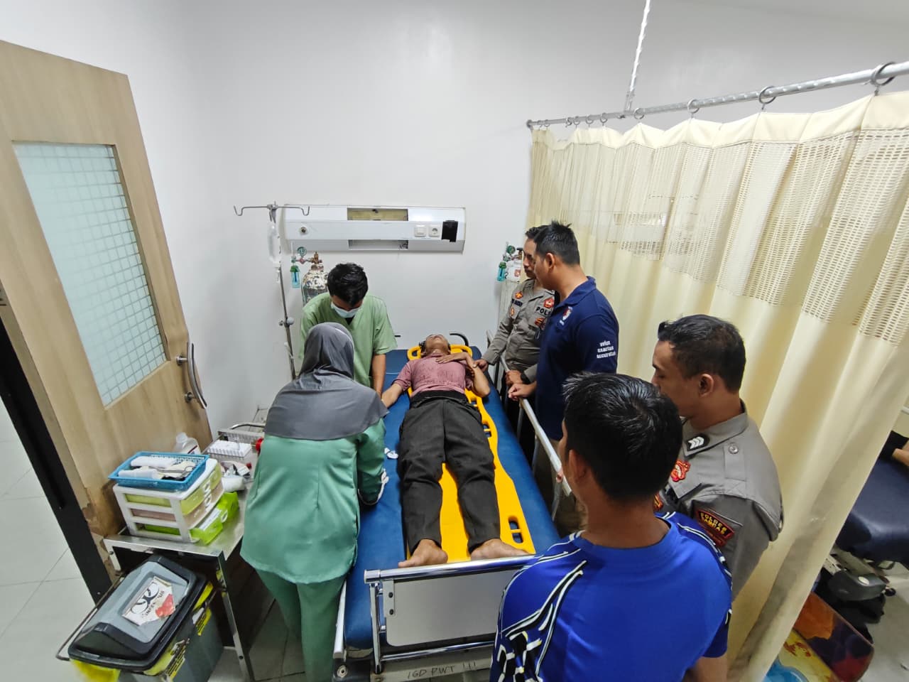 Remaja yang coba bunuh diri dilarikan ke RSUD Sambas untuk dapatkan perawatan.