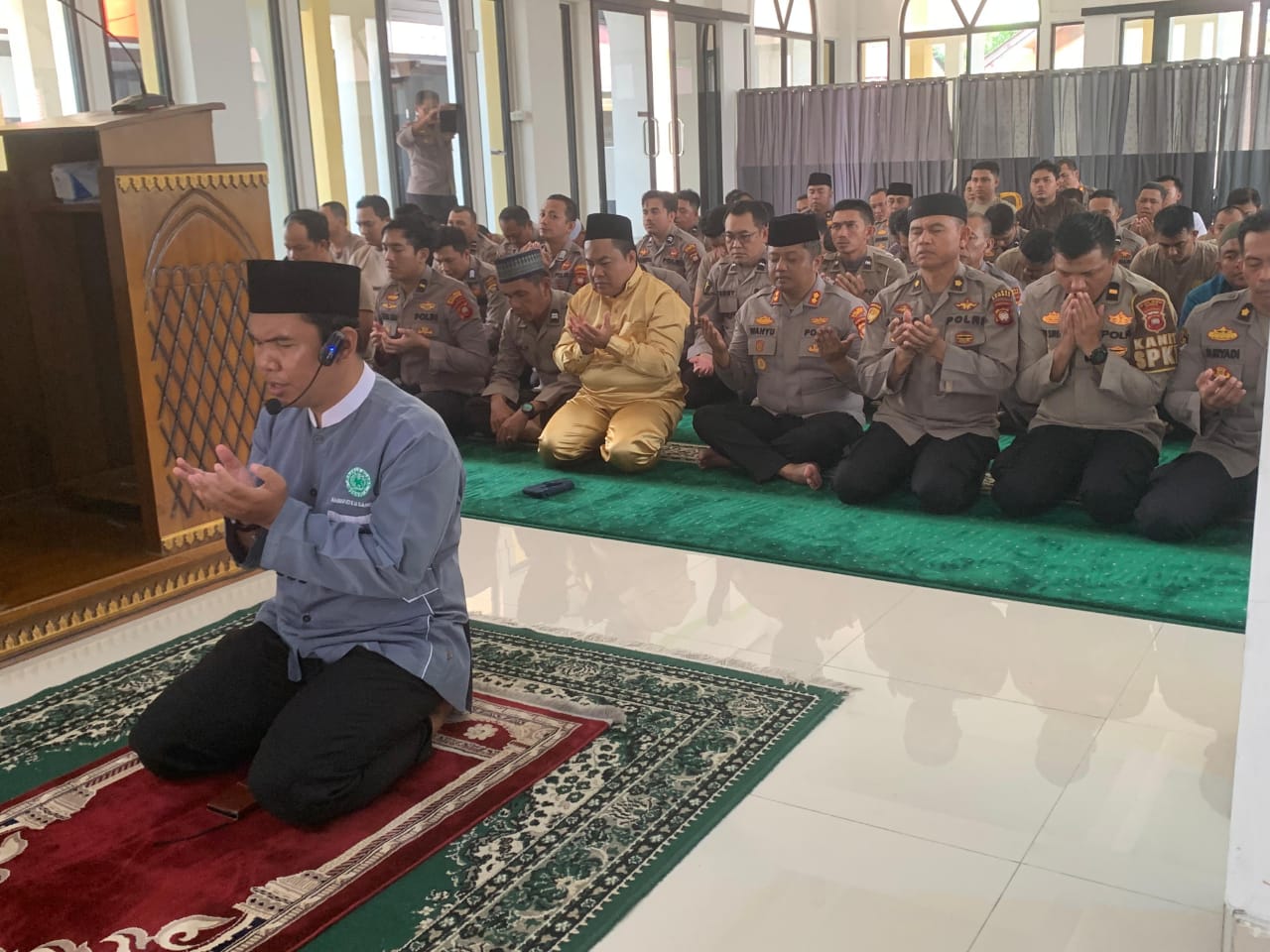Ketua MUI Sambas Pimpin Sholat Ghaib dan Doa Bersama untuk Keamanan Negeri Bersama Anggota Polres Sambas.