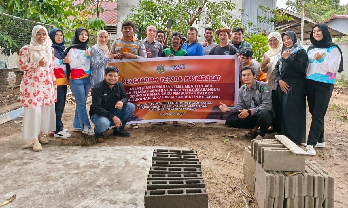 Tim PKM Politap bersama warga Sukaharja usai pelatihan pemanfaatan limbah fly ash PLTU menjadi batako ramah lingkungan.