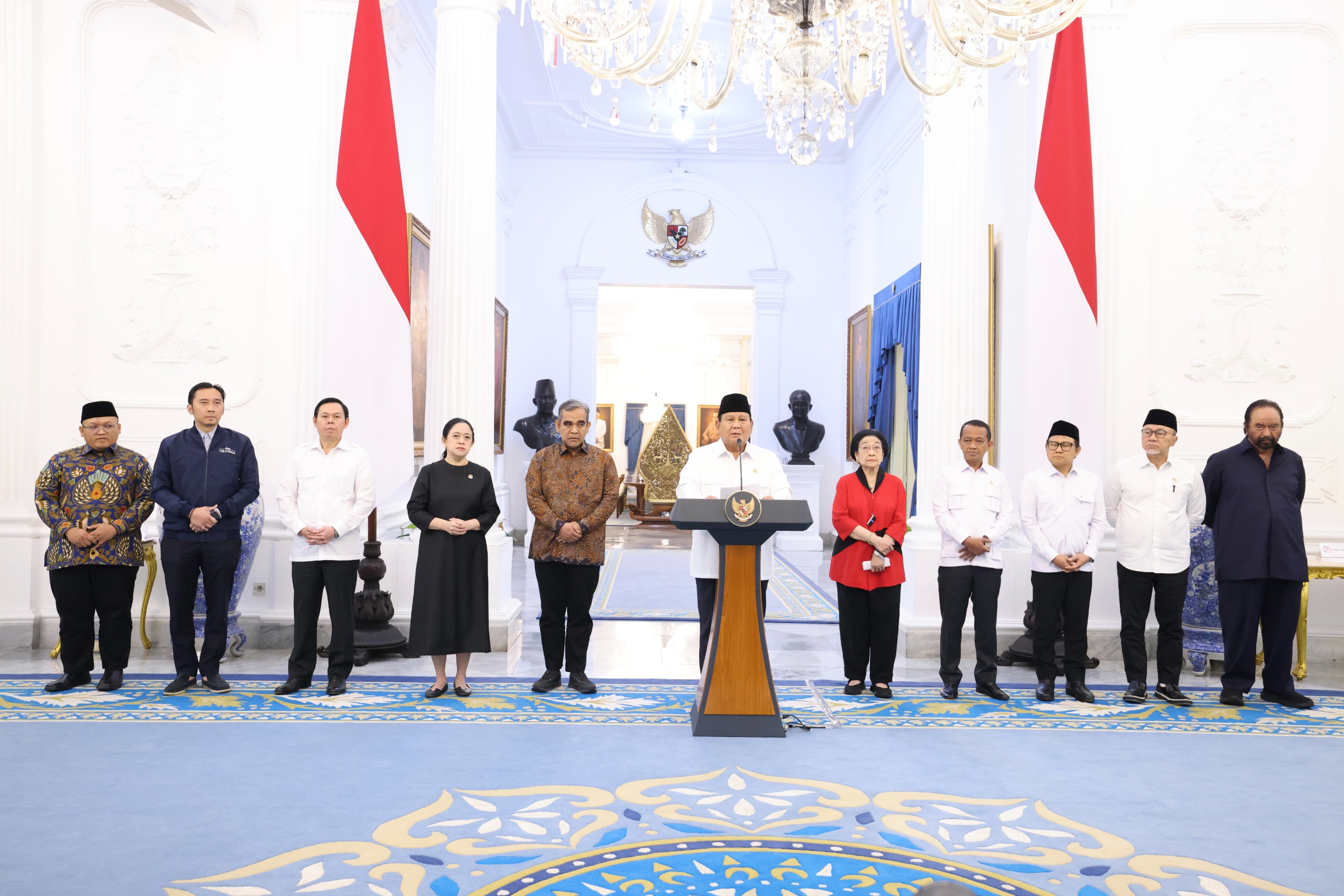 Presiden Prabowo Subianto bersama pimpinan lembaga negara dan ketum parpol gelar konferensi pers di Istana Merdeka, Minggu (31/8), menanggapi aspirasi rakyat dan menyampaikan langkah tegas DPR.