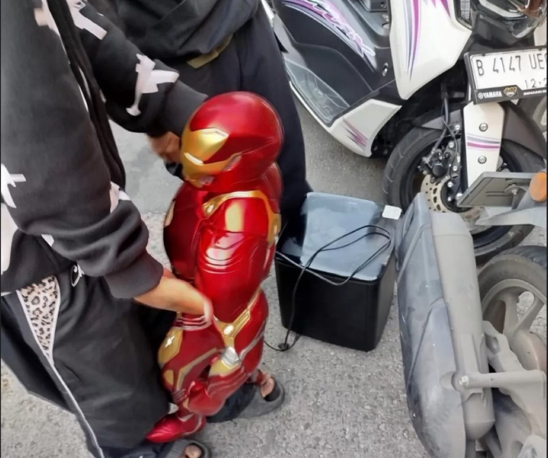 JADI SOROTAN: Action figure Iron Man menjadi salah satu barang yang dijarah dari rumah Ahmad Sahroni.