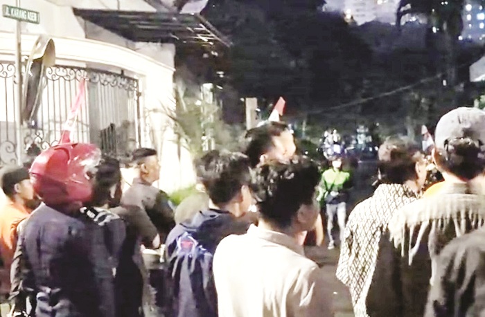 DISERBU: Suasana di rumah Eko Patrio yang diserbu massa, Sabtu (30/8) malam.
