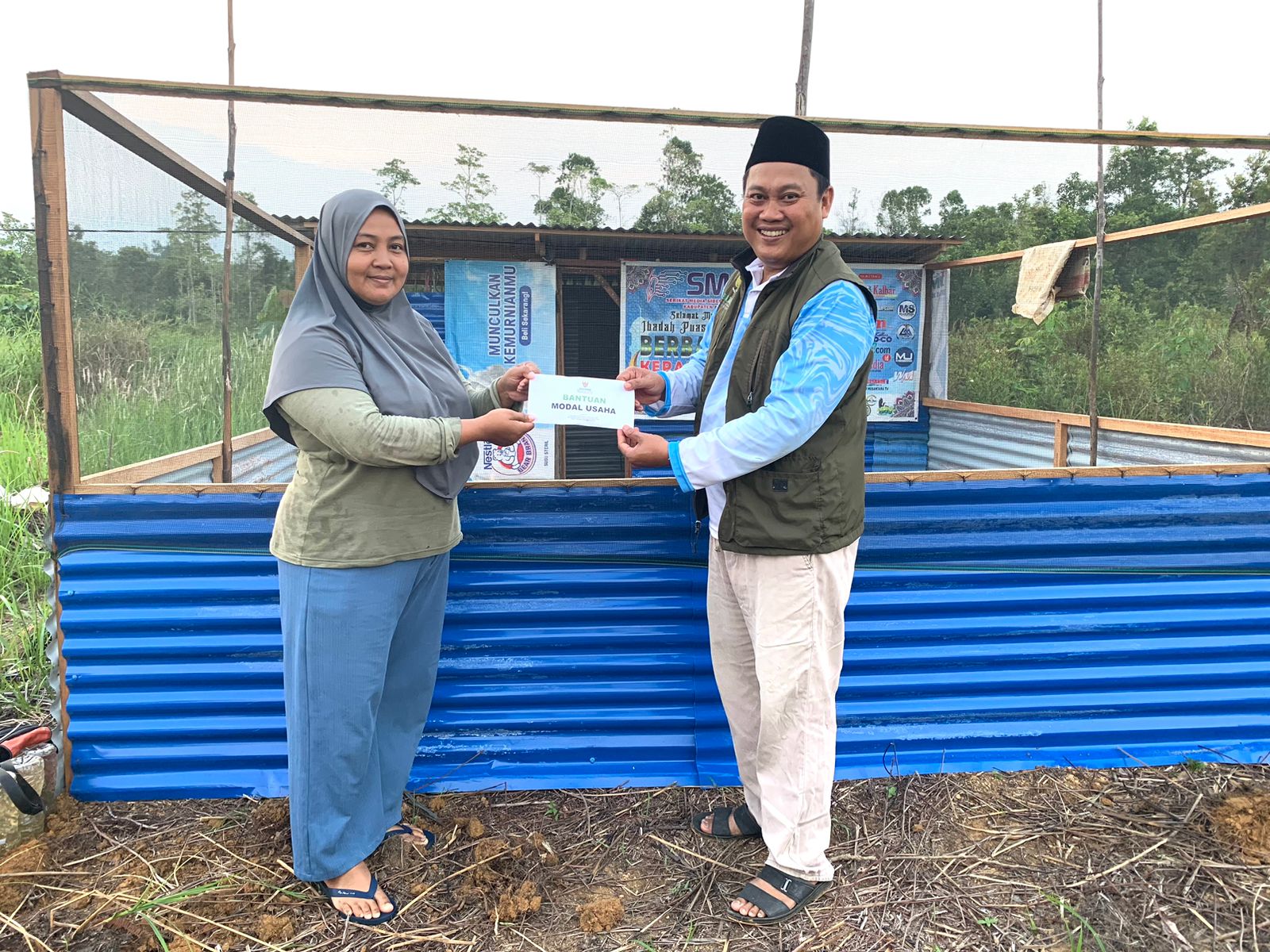 Maria Margareta seorang mualaf menerima bantuan Modal Usaha dari Baznas Melawi yang diserahkan oleh Wakil Ketua II Baznas Melawi, Sabili.
