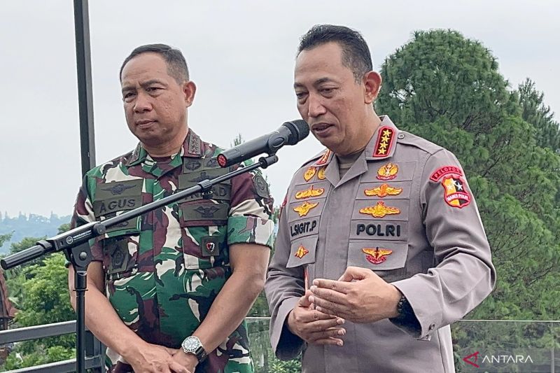 IMBAU WARGA: Kapolri Jenderal Polisi Listyo Sigit Prabowo dan Panglima TNI Jenderal Agus Subiyanto menyampaikan keterangan di Kopi Koneng, Bojongkoneng, Kabupaten Bogor, Jawa Barat, Sabtu (30/8).