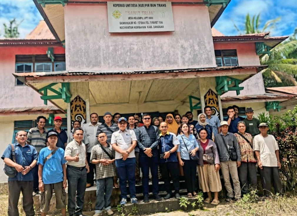 Foto bersama dalam kegiatan sosialisasi bibit sawit unggul di Kantor KUD Sawit Trija, Kecamatan Kembayan.