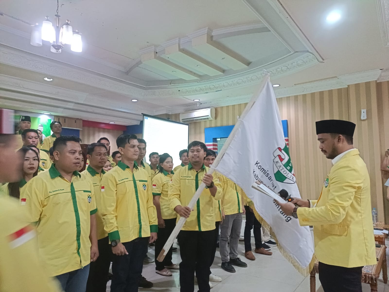 PELANTIKAN: Pelantikan pengurus Pemuda Katolik KOMAC Sintang periode 2025&ndash;2028.