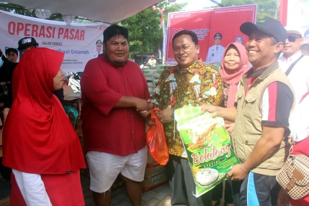 OPERASI PASAR: Wakil Bupati Kubu Raya, Sukiryanto, meninjau operasi pasar di Desa Rengas Kapuas, Sungai Kakap, Sabtu (30/8).