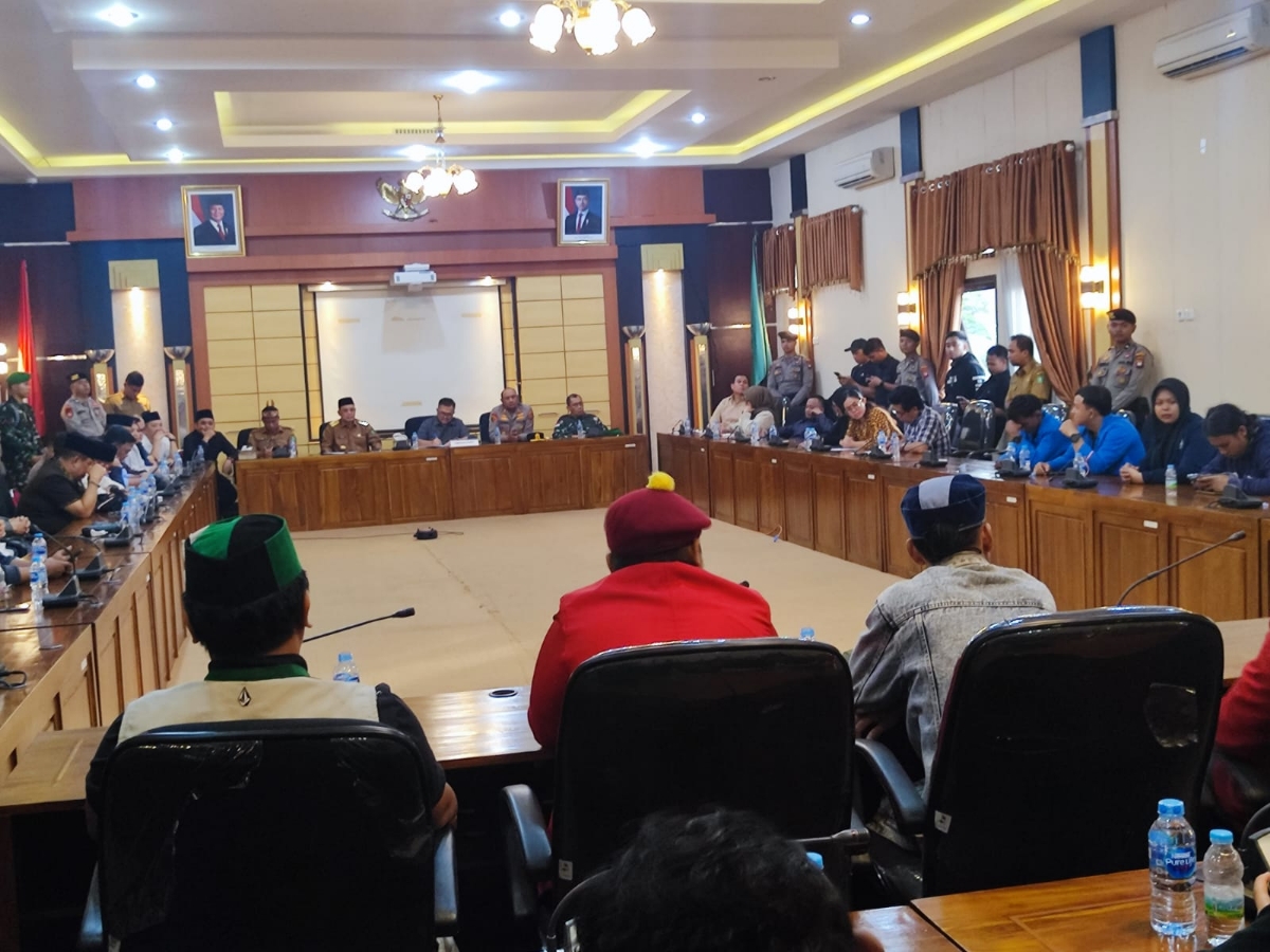 Sejumlah perwakilan mahasiswa di terima di ruang Meranti Gedung DPRD Kalimantan Barat, Senin (1/9/2025).