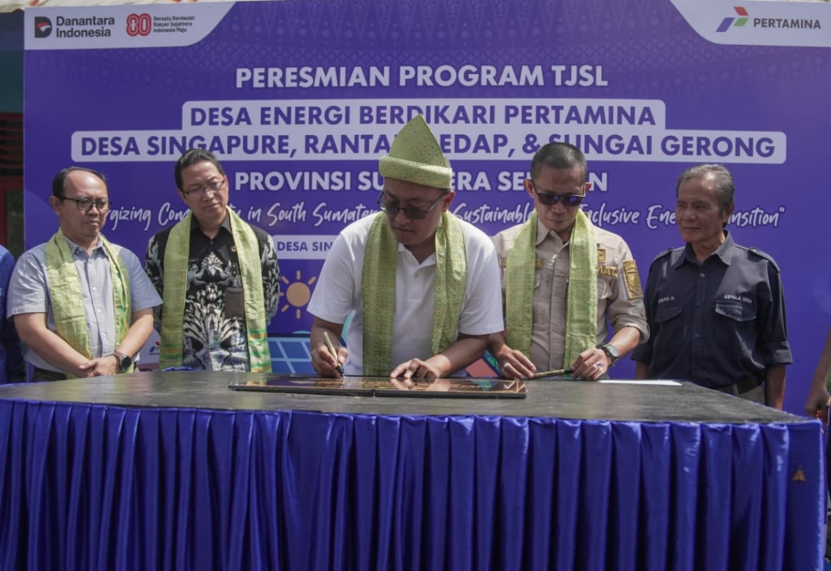 Vice President CSR & SMEPP Management PT Pertamina (Persero) Rudi Arrifianto bersama jajaran manajemen KPI saat peluncuran program Desa Energi Berdikari di Desa Singapur, Kabupaten Lahat, Kamis (28/8)