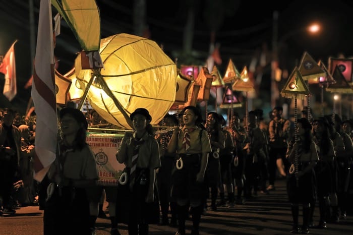 PAWAI LAMPION: Ribuan pelajar dari berbagai tingkatan sekolah di Kota Singkawang memadati jalan-jalan utama kota dalam Pawai Lampion Tunas Kelapa dan Lampion Kreasi untuk memperingati Hari Ulang Tahun